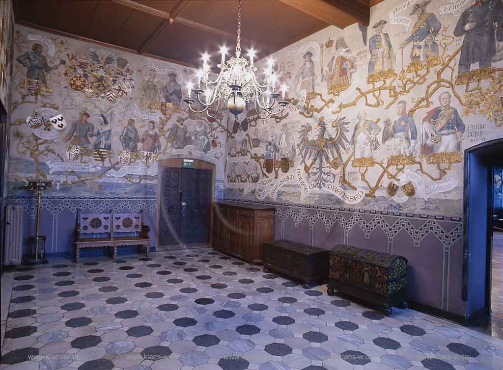 Burg, Solingen, Regierungsbezirk Dsseldorf, Duesseldorf, Schloss Burg, Blick in Ahnensaal mit alten Truhen und Wandmalerei 