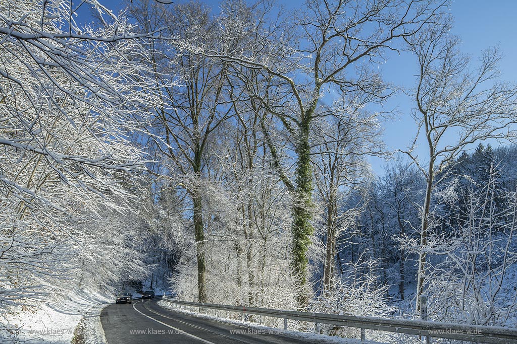 Solingen, Gluederstrasse im Winter, verschneite Landschaft, Gegenlicht mitr Sonnenstern; Solingen street Gluederstrasse in winterlandscape, back light with lens flare.