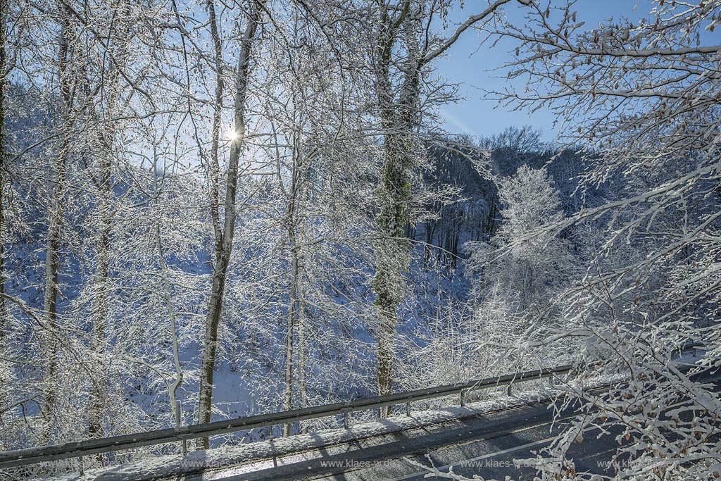 Solingen, Gluederstrasse im Winter, verschneite Landschaft, Gegenlicht mitr Sonnenstern; Solingen street Gluederstrasse in winterlandscape, back light with lens flare.