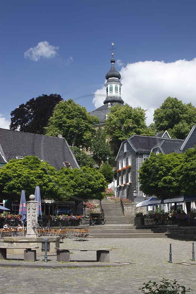 Graefrath, Grfrath, Solingen, Blick auf Markt, Marktplatz mit Schieferhaeusern, Schieferhusern und Kirchturm in Sommerstimmung