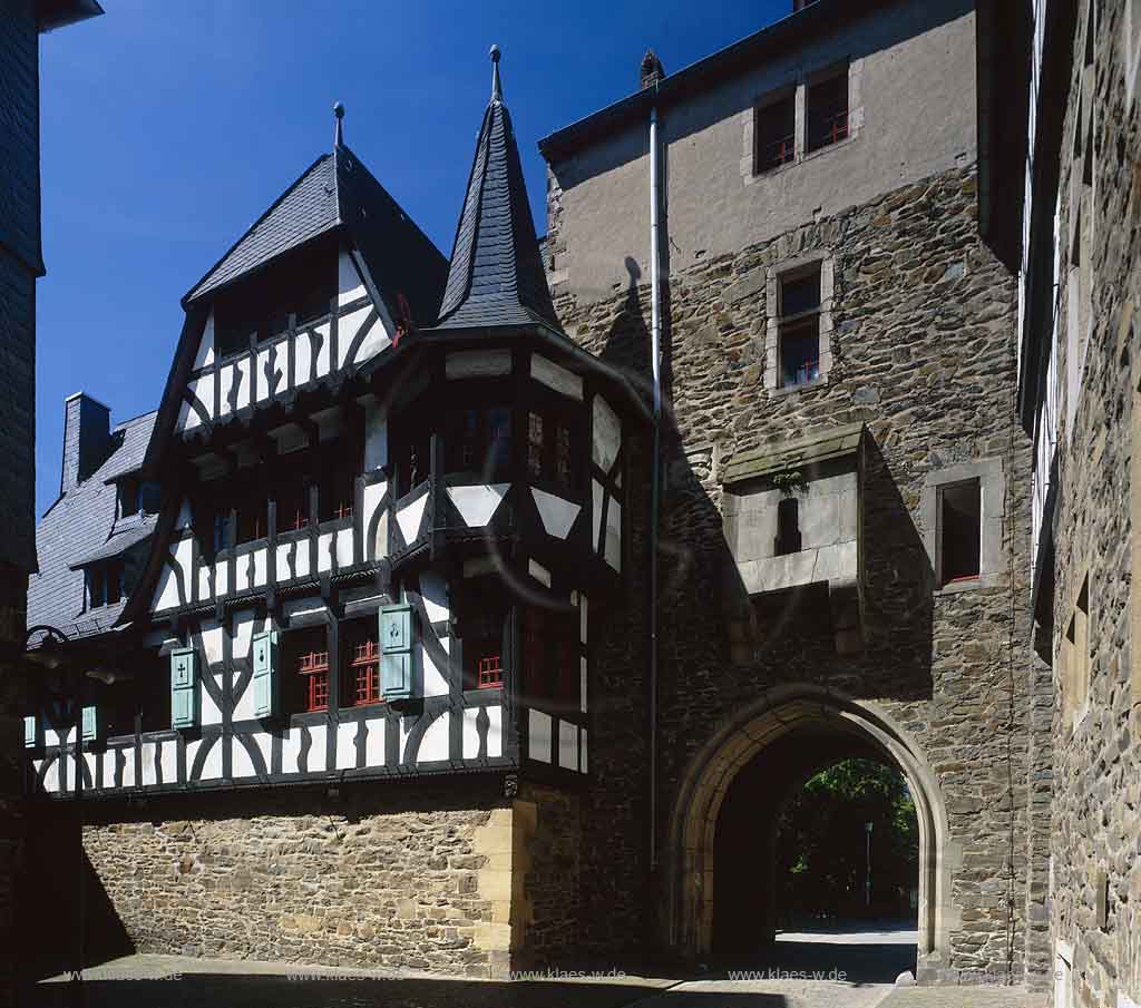 Burg, Solingen, Bergisches Land, Schloss Burg, Blick auf Schloss Burg, Stammschloss der Grafen und Herzoege von Berg, erbauer Adolf II. von Berg