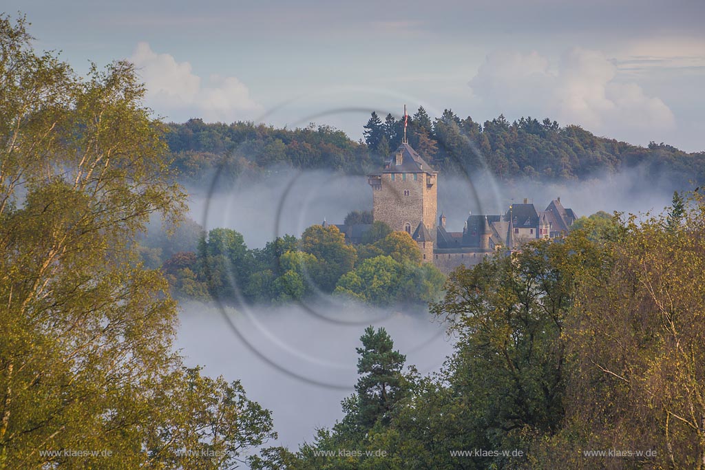 Solingen-Burg, Herbstlandschaft, Blick auf Schloss Burg im Herbstnebel; Solingen-Burg, view into landscape with castle Burg in fog
