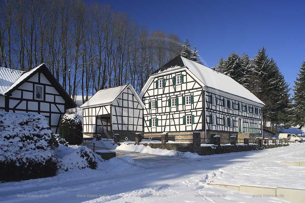 Lohmar Wahlscheit der Hitzhof in verschneiter Winterlandschaft;  snow covered half timbered house Hitzhof