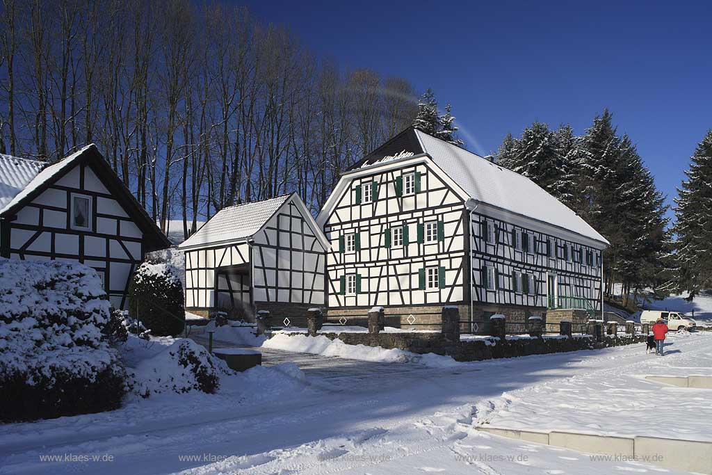 Lohmar Wahlscheit der Hitzhof in verschneiter Winterlandschaft;  snow covered half timbered house Hitzhof