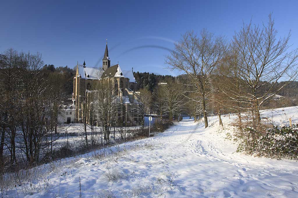 Odenthal Altenberg der Altenberger dom in verschneiter Winterlandschaft. Altenberg cathrdral in snow-covered landscape