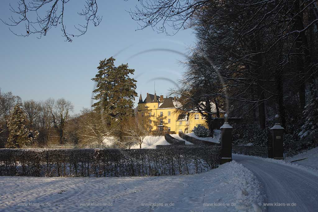 Odenthal Schloss Strauweiler in verschneiter Winterlandschaft im warmen Licht der Abensonne; Strauweiler castle in warm evening sunlight an snow-covered landscape