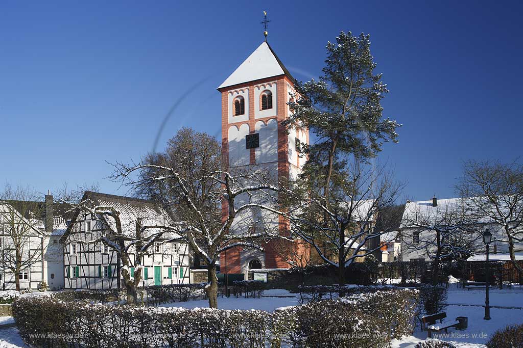 Odenthal Sankt Pankratius Pfarrkirche umgeben von Fachwerkhaeusern im Schnee; St. Pankratius church with half-timbered houses in the surrounding in snow.
