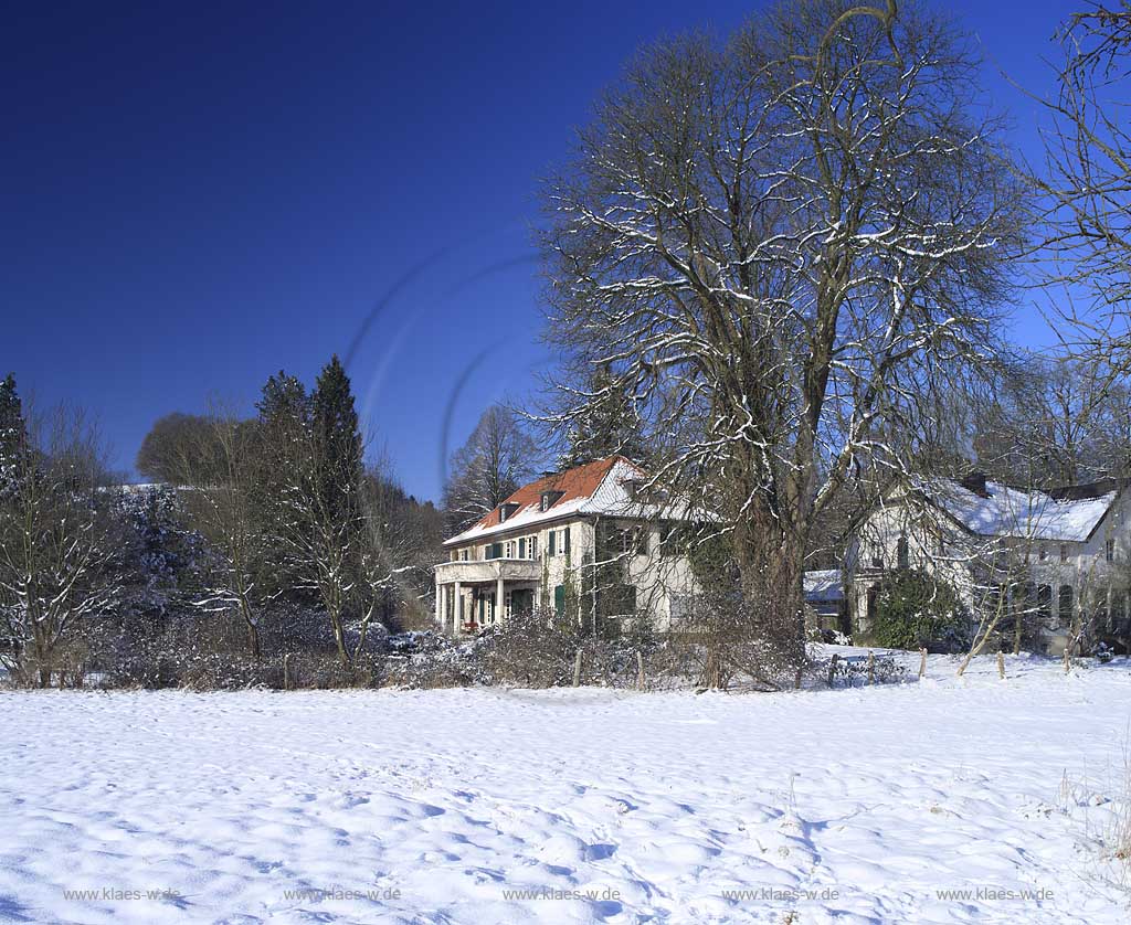 Overath Gut Eichthal in verschneiter Winterlandschaft; Estade Eichholz in snow-covered landscape
