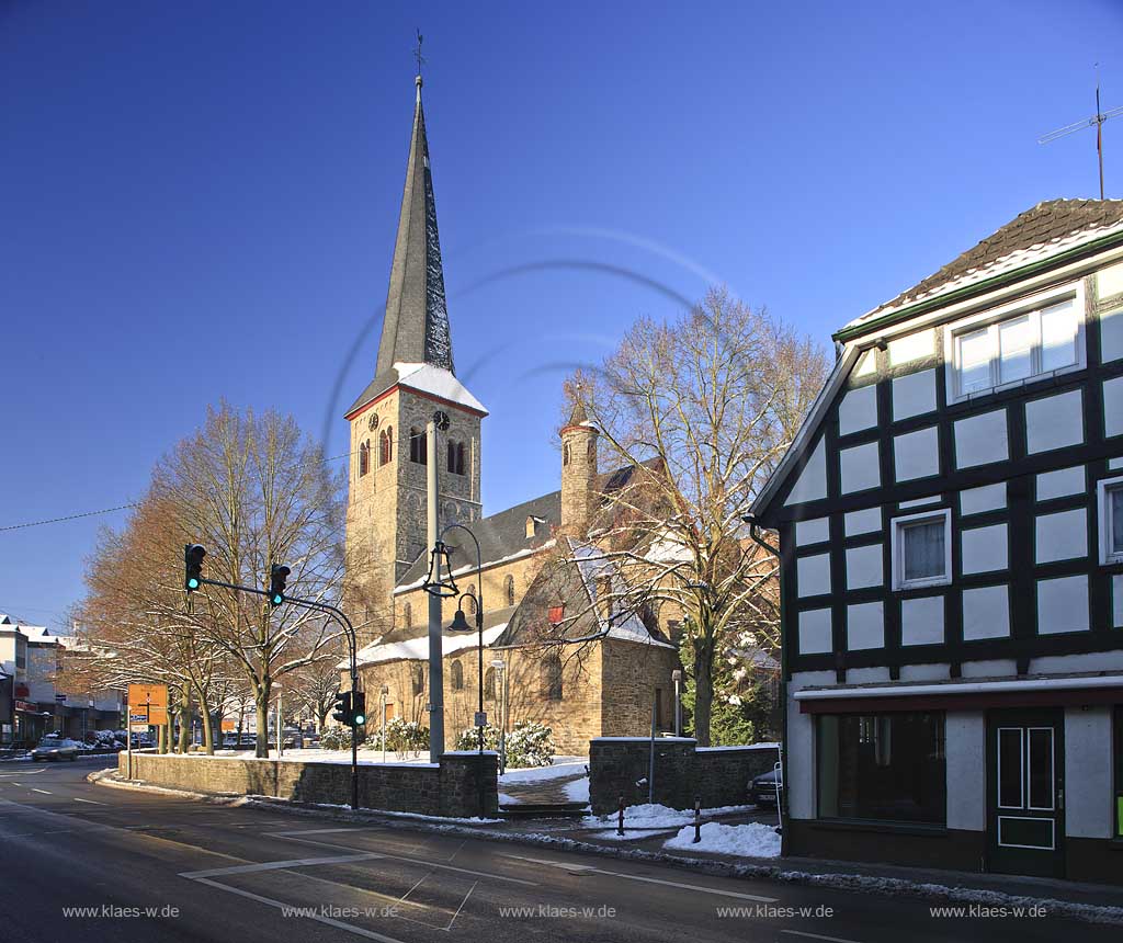 Overath Sankt Walburga Pfarrkiche mit Fachwerkhaus; St. Walburga chuch with half-timbered house