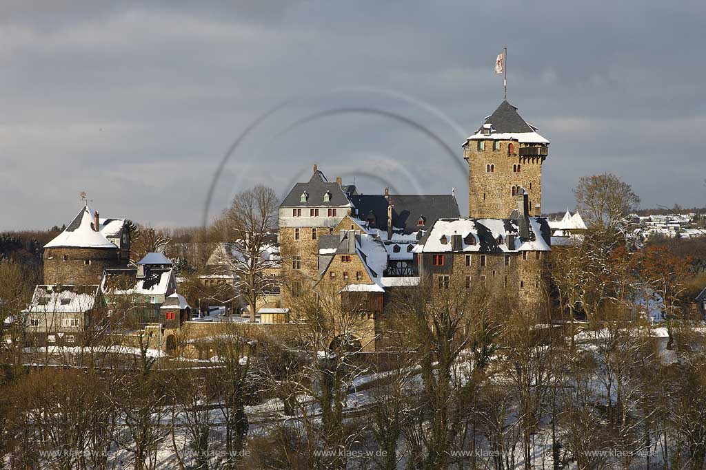 Solingen-Burg Blick auf Schloss Burg in leicht verschneiter Winterlandschaft; View to castle Burg in light snow-covered winter landscape