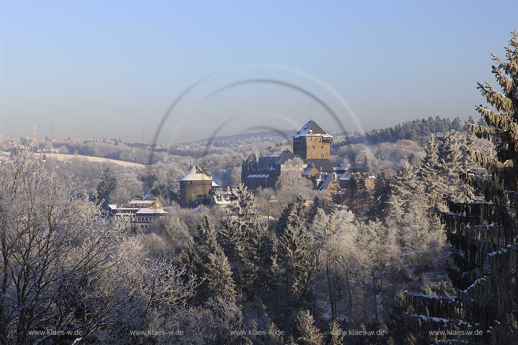 Solingen-Burg Blick auf Schloss Burg in verschneiter Raureif Winterlandschaft; View to castle Burg in snow-covered hoarfrost winter landscape