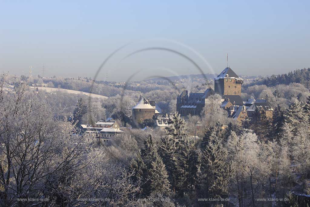 Solingen-Burg Blick auf Schloss Burg in verschneiter Raureif Winterlandschaft; View to castle Burg in snow-covered hoarfrost winter landscape