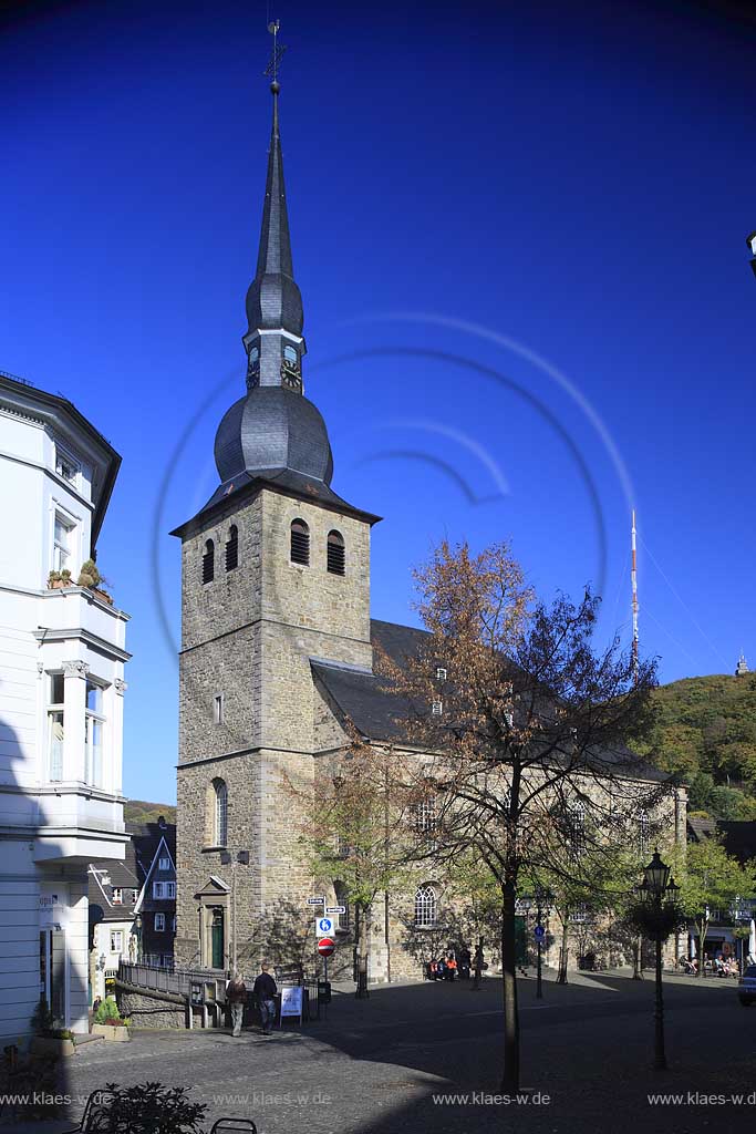 Velbert Lanenberg die Alte Kirche nach Bergischem Stiel mit verschieferter Zwiebelhaube im Zentrum des Ortes