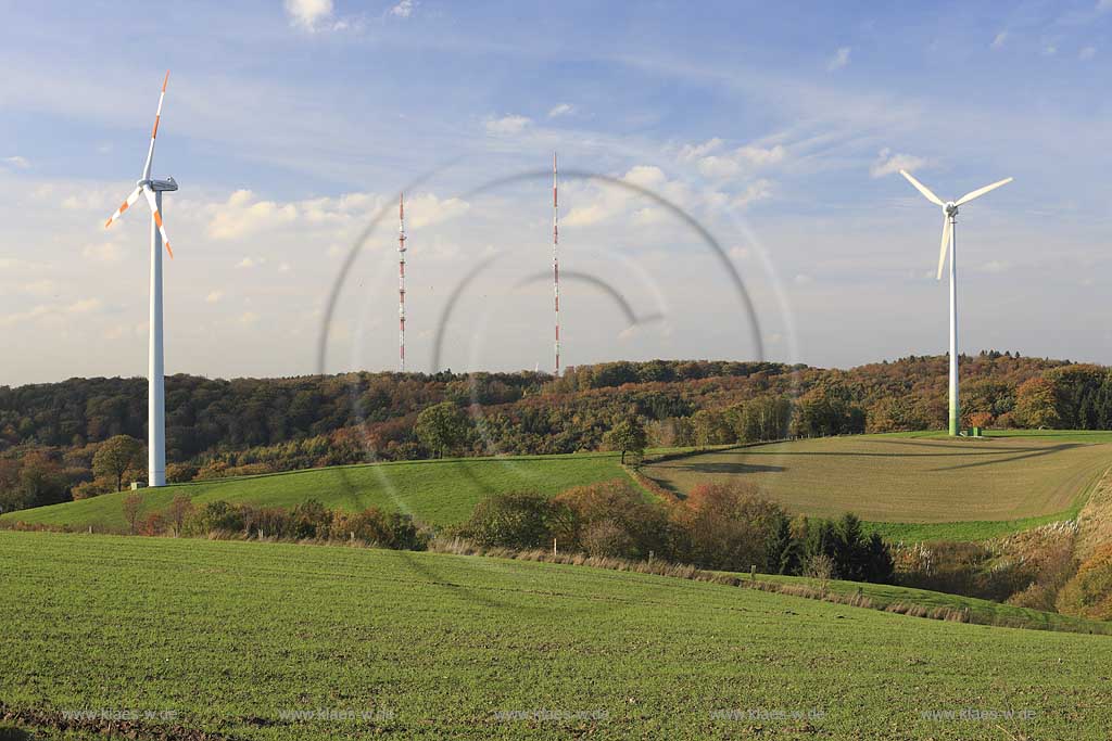 Velbert Langenberg Blick zum Hordtberg mit den beiden Sendemasten des WDR von 301 m Laenge auf dem Hordt links sowie 170 m Laenge auf dem Rommel rechts sowie je ein Windrad links und rechts