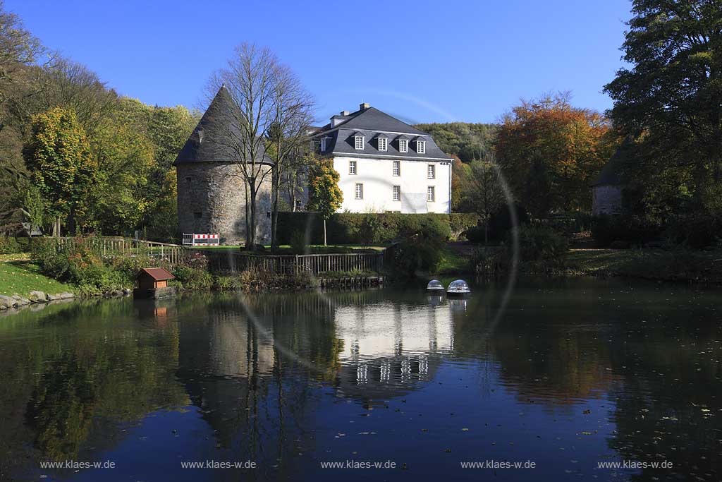 Velbert Neviges Schloss Hardenberg im Herbst mit Speigelbild im Schlossteich