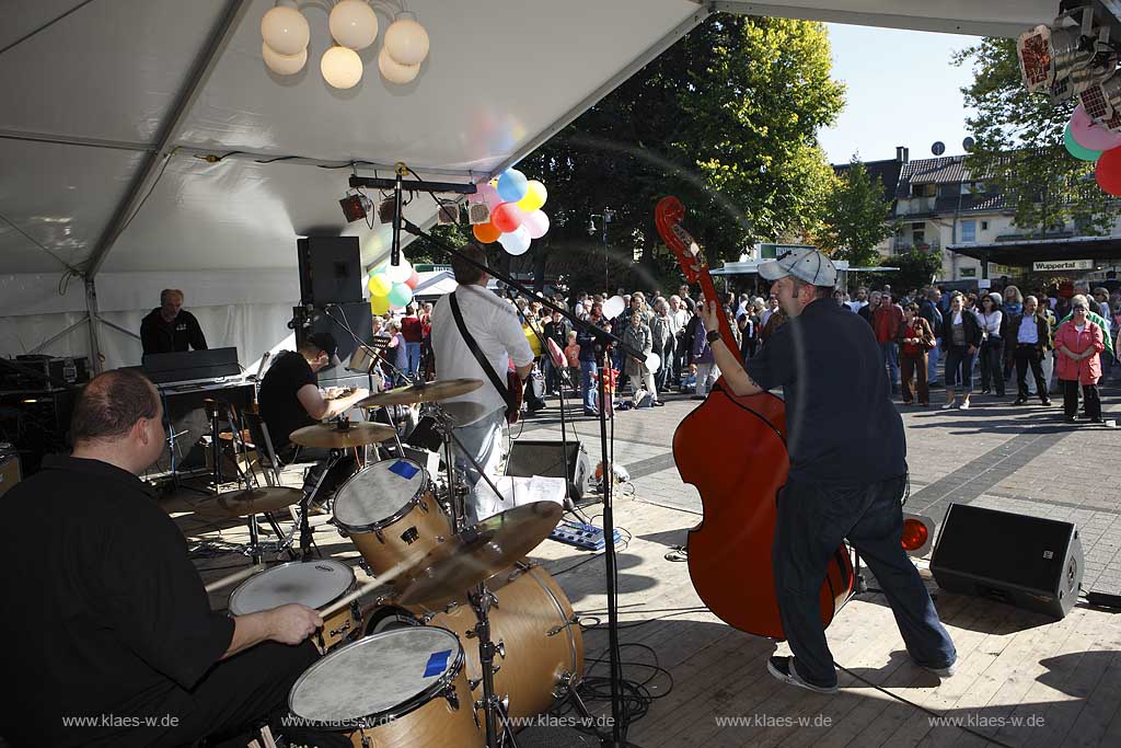 Nachbarschaftsfest auf dem Lienhardplatz in Wuppertal Vohwinkel mit Band und Publikum
