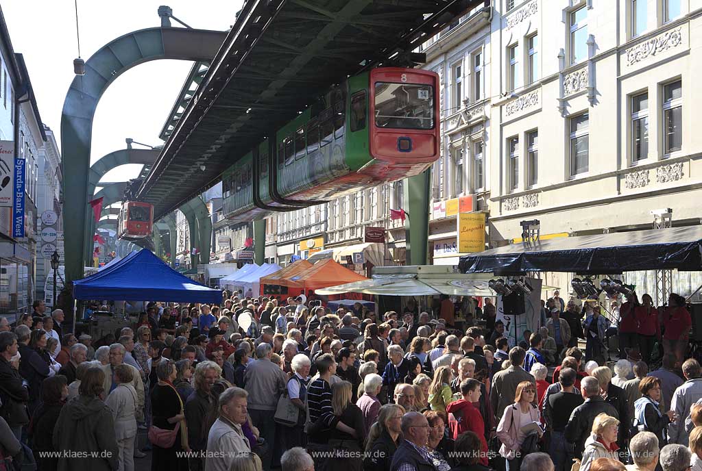 Publikum unter der Schwebebahn am Vohwinkeltag in Wuppertal Vohwinkel mit Stnden