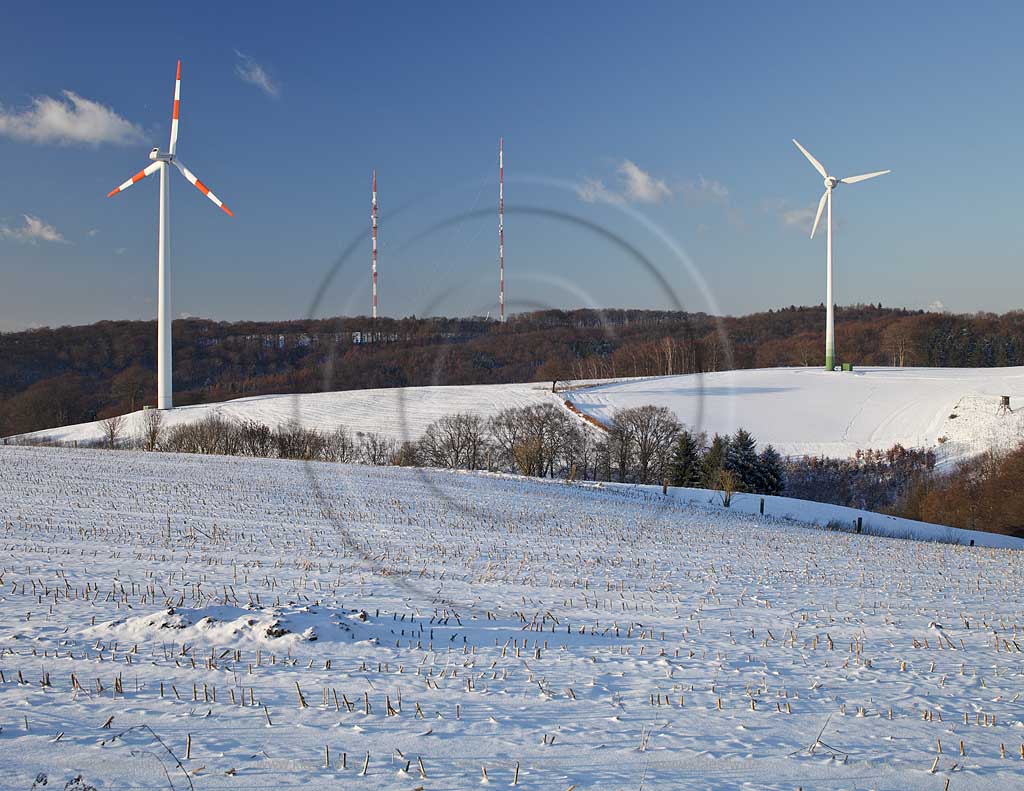 Velbert Langenberg Blick zum Hordtberg mit den beiden Sendemasten des WDR von 301 m Laenge auf dem Hordtberg links sowie 170 m Laenge auf dem Rommel rechts sowie je ein Windrad links und rechts im Winter, verschneit; 