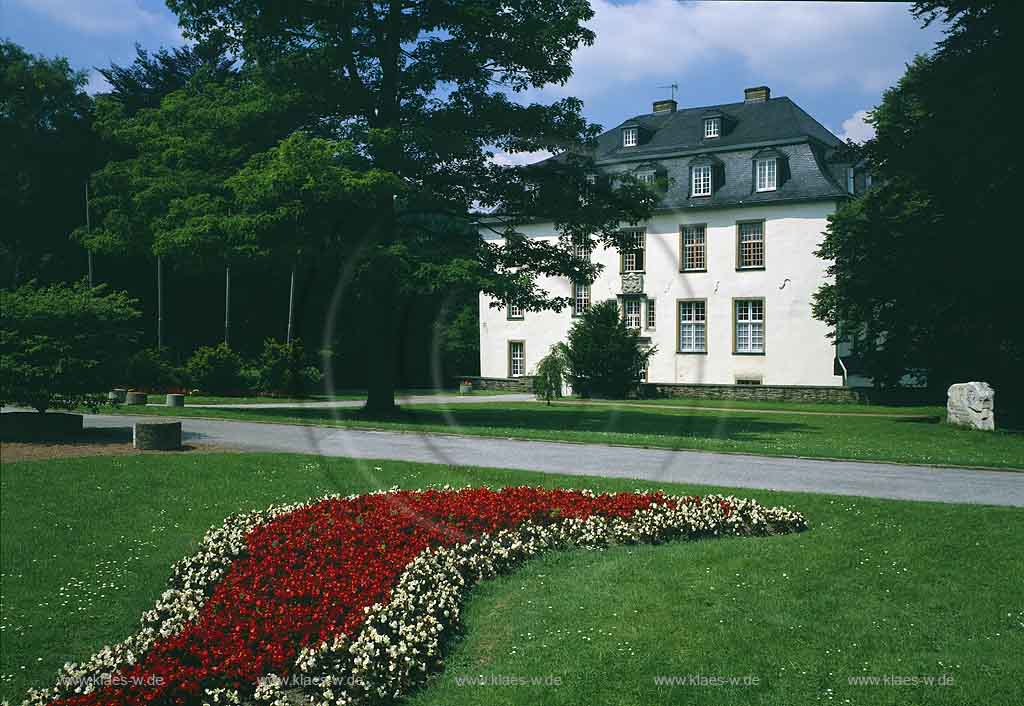 Neviges, Velbert, Kreis Mettmann, Blick auf Barockes Wasserschloss, Schloss Hardenberg mit Schlosspark im Sommer