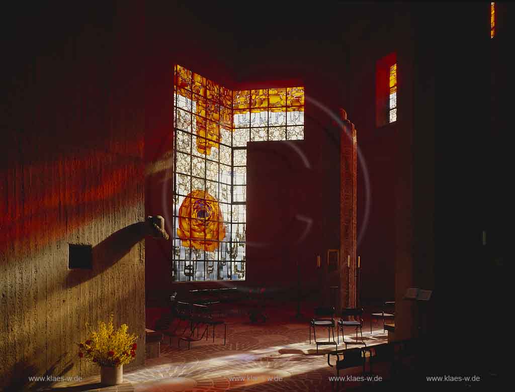 Neviges, Velbert, Kreis Mettmann, Blick in Wallfahrskirche Mariendom, Maria, Knigin des Friedens, auf Rosenfenster