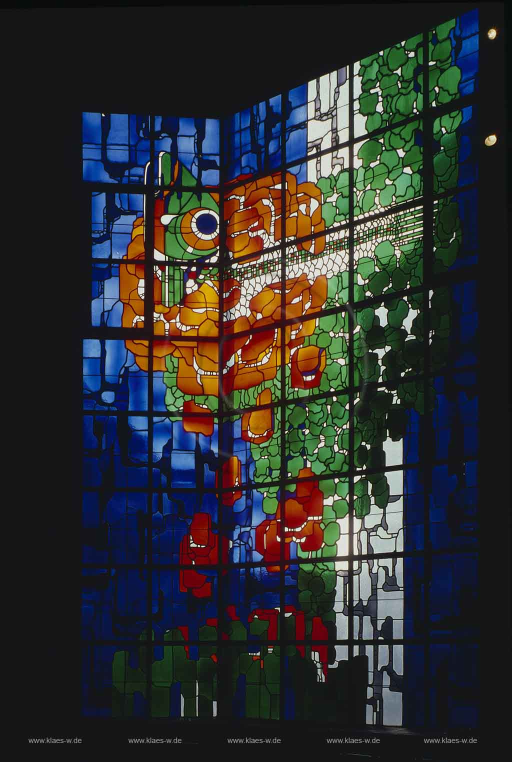 Neviges, Velbert, Kreis Mettmann, Blick in Wallfahrskirche Mariendom, Maria, Knigin des Friedens, auf Fischerfenster