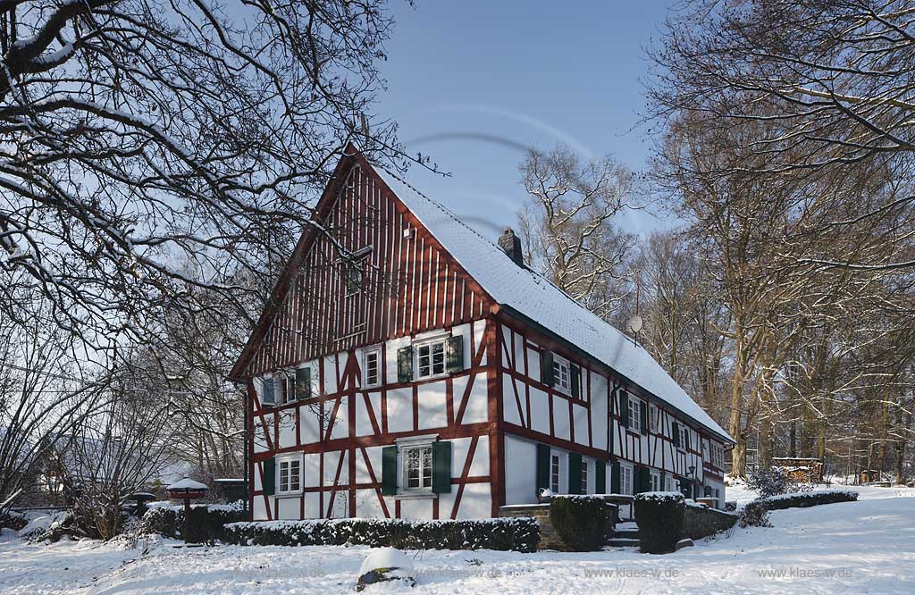 Waldbroel Drinhaus historisches Fachwerk Bauernhaus im Winter verschneit mit rotbraunem Fachwerk; historical half timbered house in Waldbroel Drinhaus in winter snow covered