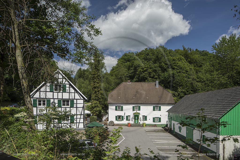 Die Coenenmuehle, auch Cremers- oder Ottenmuehle genannt, in Wermelskirchen-Dabringhausen, stammt aus dem 17. Jahrhundert und beherbergt heute ein Restaurant.