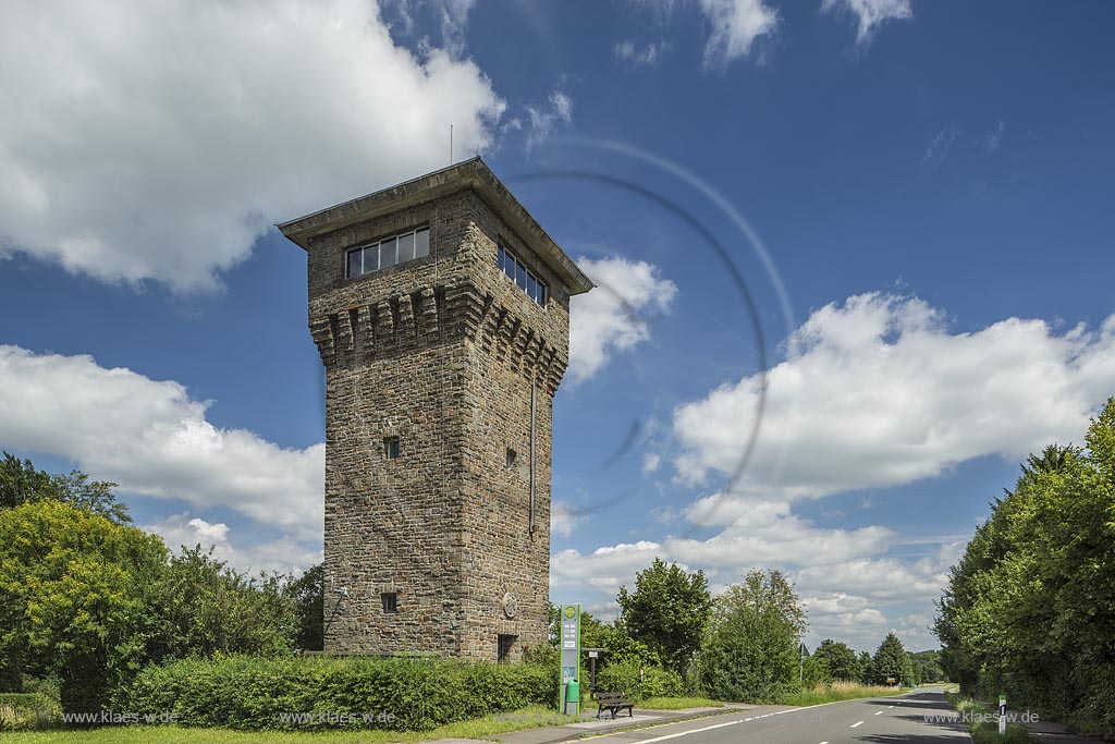 Der Hindenburgturm auf der Ketzbergerhoehe in Wermelskirchen-Dabringhausen ist ein kleiner, steinerner Aussichtsturm, von dem aus man einen guten Ausblick ber die Umgebung geniessen kann.