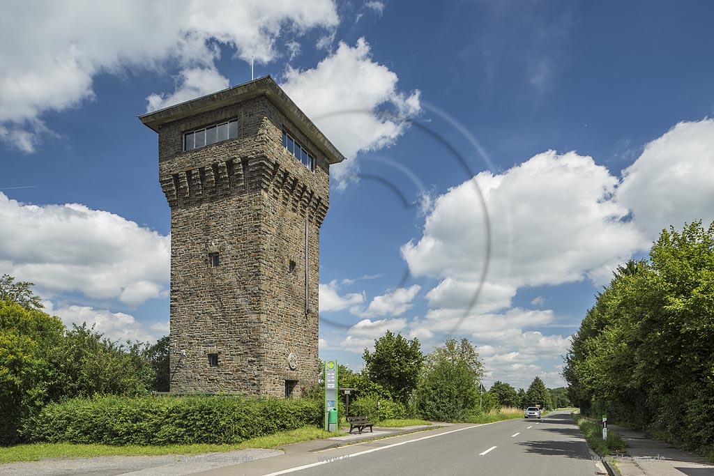 Der Hindenburgturm auf der Ketzbergerhoehe in Wermelskirchen-Dabringhausen ist ein kleiner, steinerner Aussichtsturm, von dem aus man einen guten Ausblick ber die Umgebung geniessen kann.