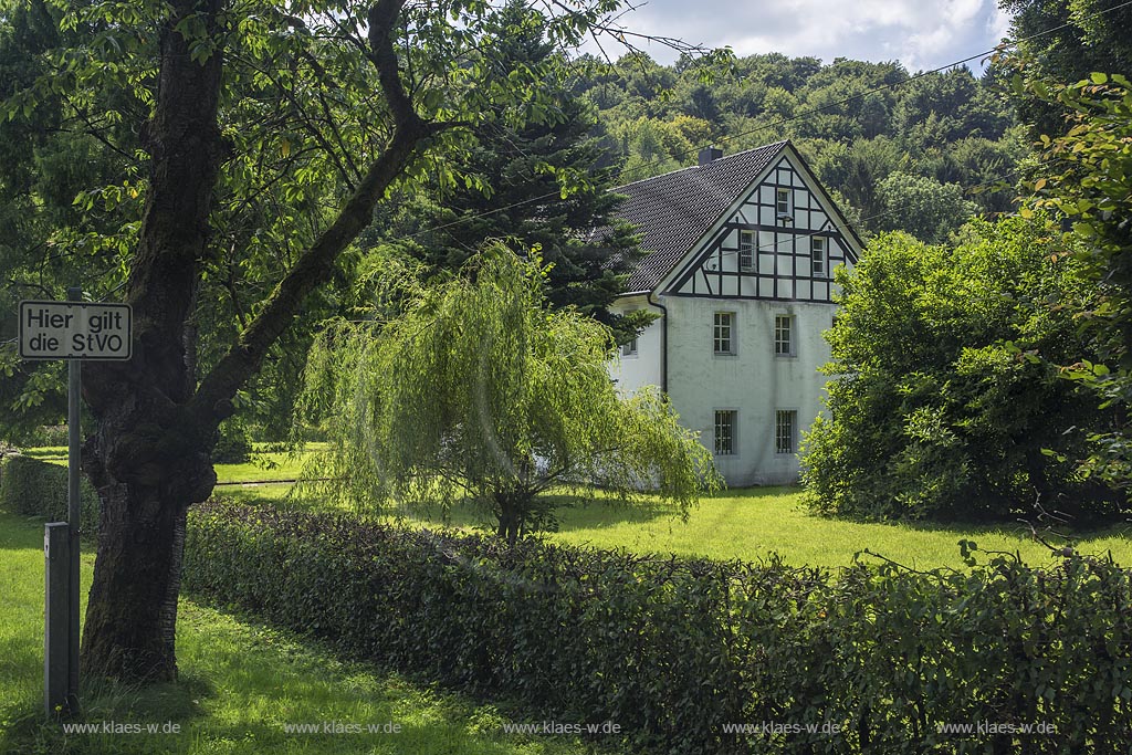 Wermelskirchen-Dabringhausen, Gutshaus der ehemlaigen Pulvermuehle des Fabrikanten Conrad Loosen nahe der Grossen Dhuenntalsperre bei Lindscheid. Es diente in den 1960er Jahren als Ausflugslokal und ist heute das Forsthaus des Wupperverbandes.