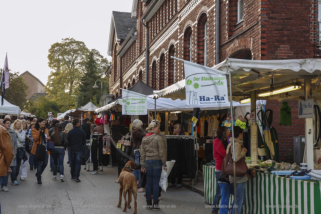 Wermelskirchen, Krammarkt der Herbstkirmes in der Kattwinkelstrasse; Wermelskirchen kermess market.