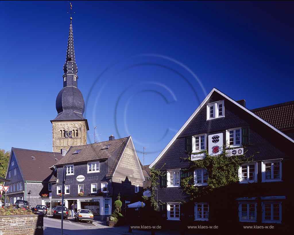 Wermelskirchen, Rheinisch-Bergischer Kreis, Blick zum Markt mit Schieferhaeusern, Schieferhusern und Evangelischer Kirche 