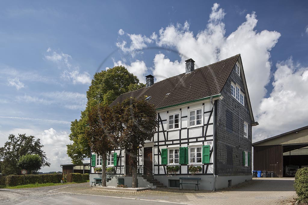 Wermelskirchen-Buchholzen, altbergisches Fachwerkdoppelhaus; Wermelskirchen-Buchholzen, half-timbered twin house.