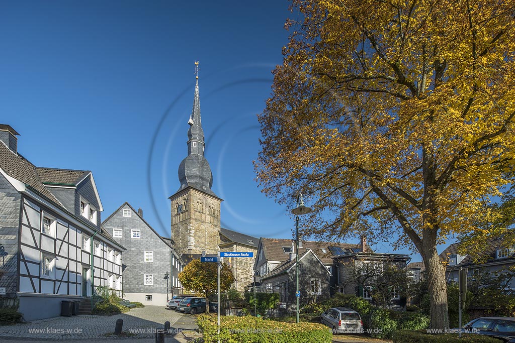 Wermelskirchen, Blick auf die Evangelische Stadtkirche mit herbstlich verfarbtem Ahorn und teilweise verschieferten Fachwerkaeusern.