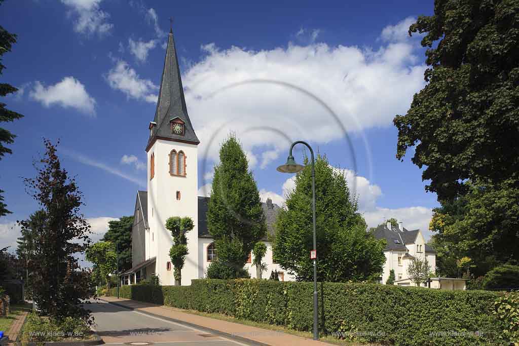 Huenger, Wermelskirchen, Rheinisch-Bergischer Kreis, Blick auf Evangelische Kirche in Sommerstimmung