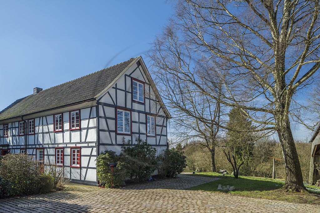Wermelskirchen-Mittelberg, historisches Fachwerkhaus anno 1798 im Stadtteil Mittelberg bei Wermelskichen Dhuenn; Wermelskirchen-Mittelberg, historical framework house anno Domini 1798.
