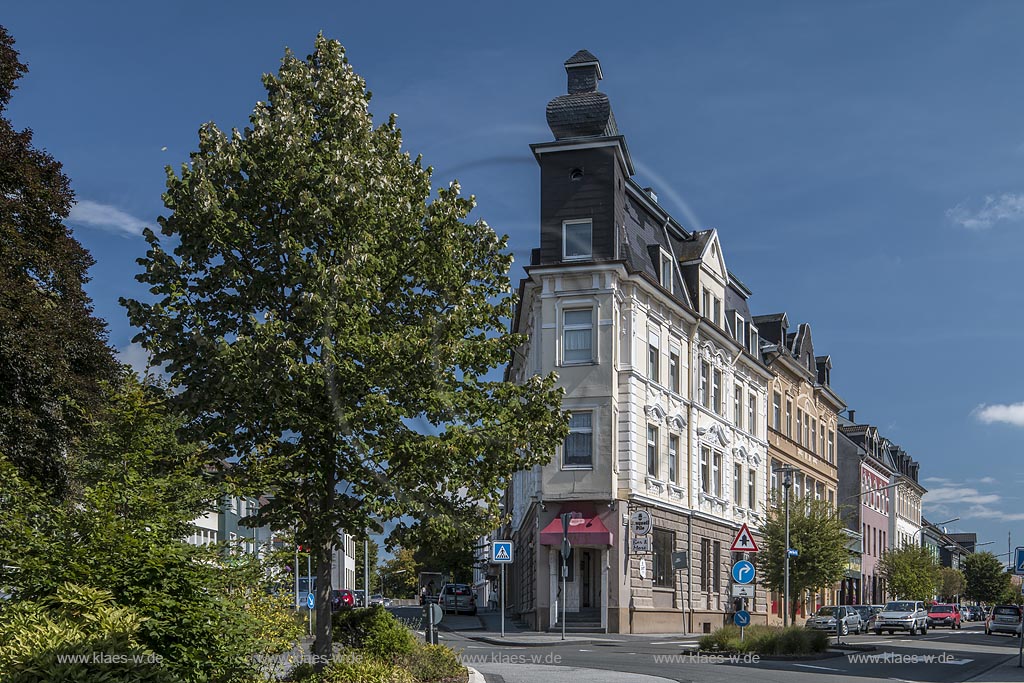 Wermelskirchen, Blick auf die Thomas-Mann-Strasse mit blauem Himmel; Wermelskirchen, streetview with blue sky.