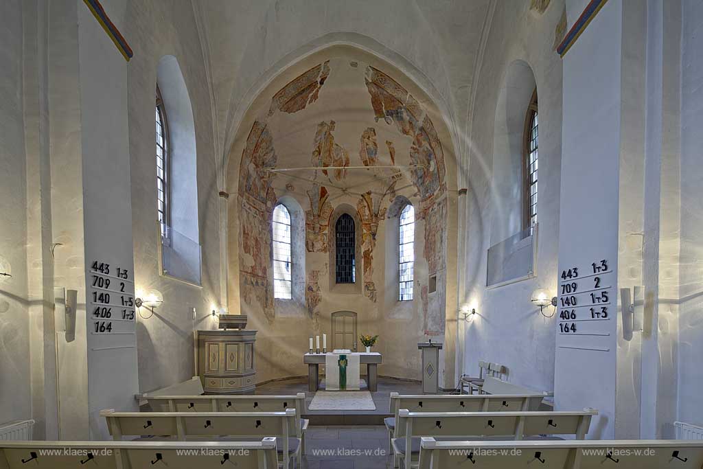 Wiehl Marienhagen, die mittelalterliche evangelische Kirche Marienhagen wird zu den Bunten Kerken gezaehlt, hier sieht man den Chorbereich der Kirche; Wiehl-Marienhagen, the mediaeval  evangelic curch Marienhagen, here you see the choir