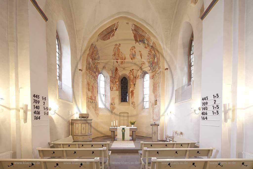 Wiehl Marienhagen, die mittelalterliche evangelische Kirche Marienhagen wird zu den Bunten Kerken gezaehlt, hier sieht man den Chorbereich der Kirche; Wiehl-Marienhagen, the mediaeval  evangelic curch Marienhagen, here you see the choir