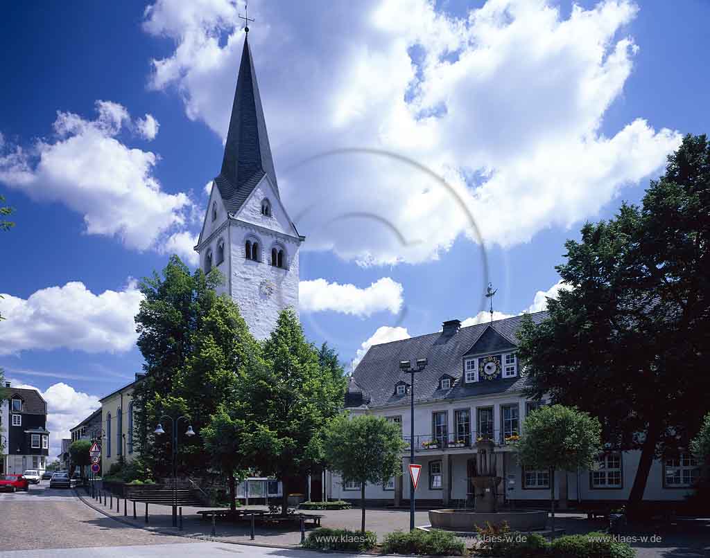 Wiehl, Oberbergischer Kreis, Bergisches Land, Regierungsbezirk Kln, Blick auf Pfarrkirche und Rathaus