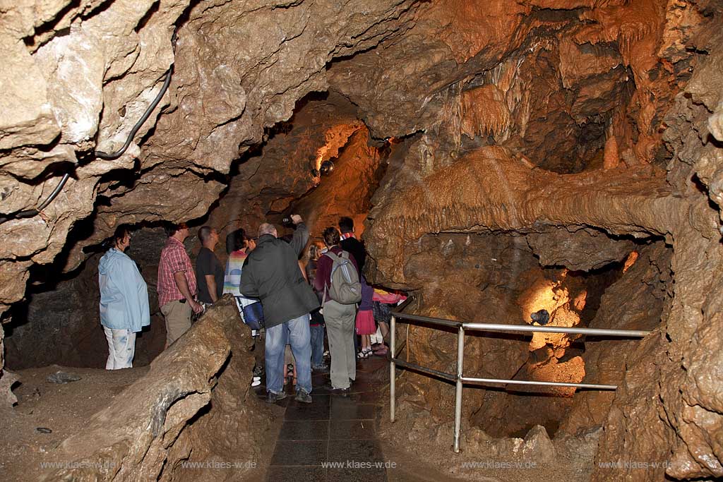 Wiehl Tropfsteinhoehle, Innenansicht mit einer Fuerhung; Wiehl flowstone cave interior view with visitor, public