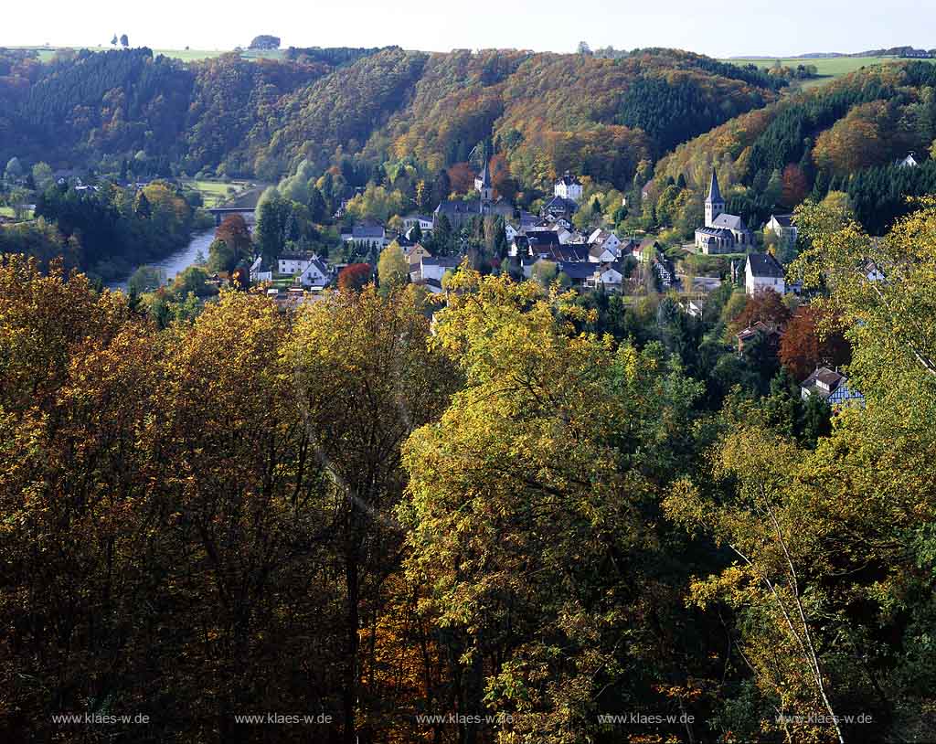 Herchen, Windeck, Rhein-Sieg-Kreis, Blick auf Ort und Siegtal in Herbstlandschaft  