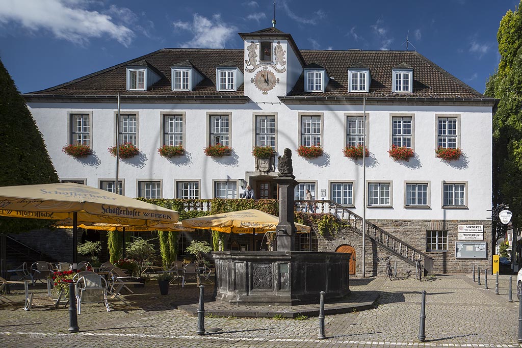 Wipperfuerth, Blick auf das Rathaus mit dem Marktbrunnen; Wipperfuerth, view to the town hall with fountain.