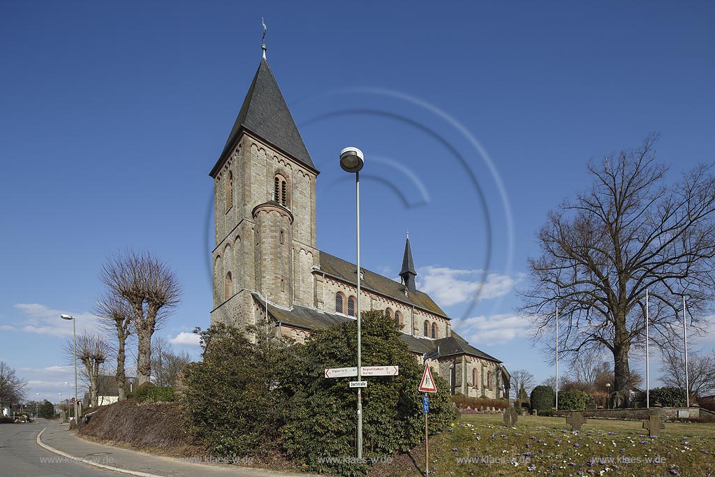 Wipperfuerth Wipperfeld, katholische Kirche St. Clemens, Aussenansicht; Wipperfuerth Wipperfeld, catholic church St. Clemens, exterior view.