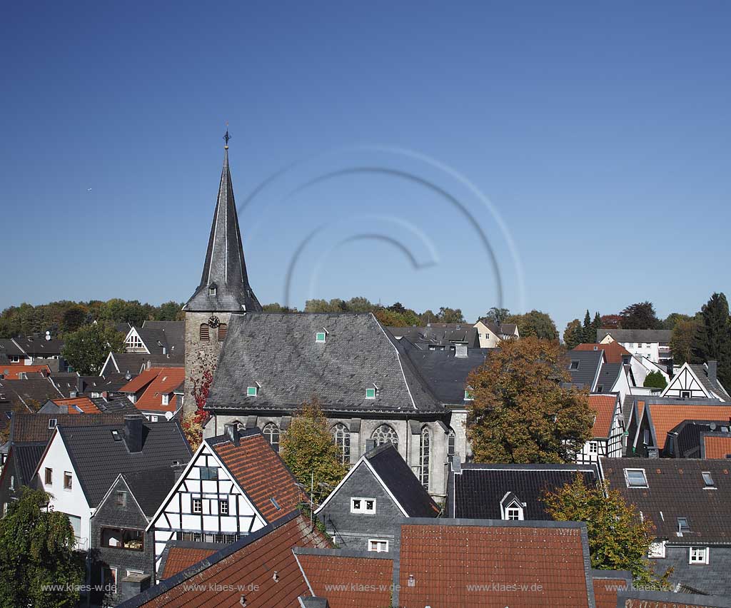 Wuelfrath Blick ueber Hausdaecher auf die evangelische Kirche mit Herbstbaeumen; Wuelfrath view over roofs at the evangelic church with trees in autumn