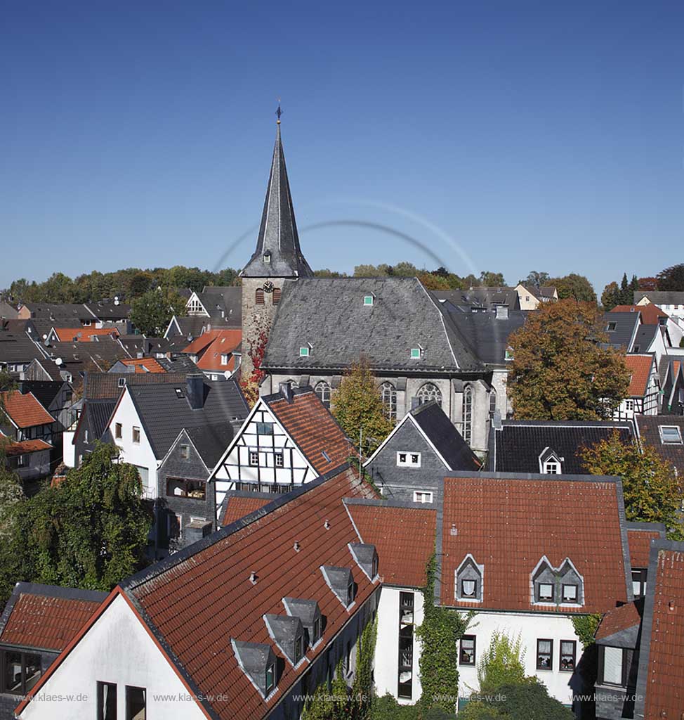 Wuelfrath Blick ueber Hausdaecher auf die evangelische Kirche mit Herbstbaeumen; Wuelfrath view over roofs at the evangelic church with trees in autumn