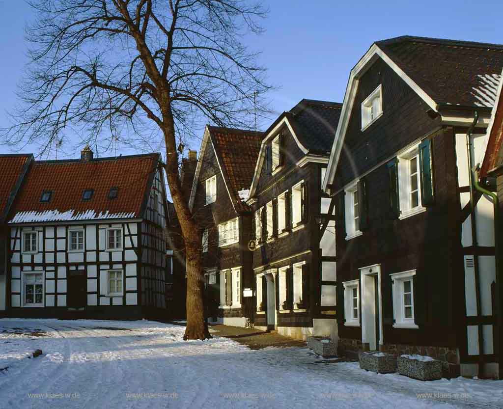 Wuelfrath, Wlfrath, Kreis Mettmann, Blick auf Kirchplatz mit Schiefer und Fachwerk Haeusern, Husern im Winter mit Schnee