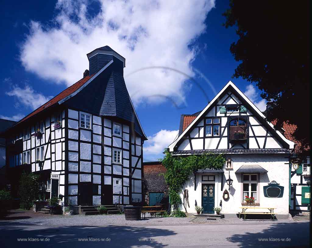 Dssel, Duessel, Wuelfrath, Wlfrath, Kreis Mettmann, Blick auf altes Schulhaus, Dorfstrasse