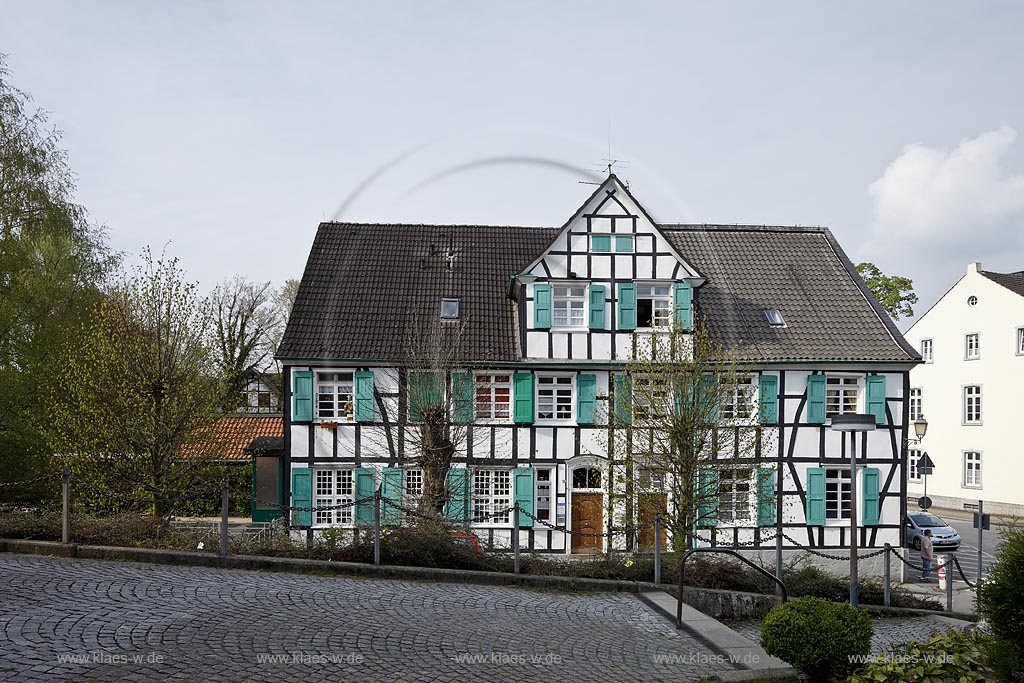 Wuelfrath-Dssel,historisches  Fachwerkdoppelhaus an der Dorfstrasse; Wuelfrath-Duessel, historical frameworkhause