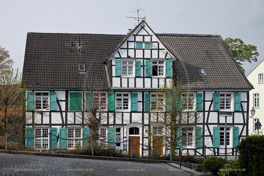 Wuelfrath-Dssel,historisches  Fachwerkdoppelhaus an der Dorfstrasse; Wuelfrath-Duessel, historical frameworkhause
